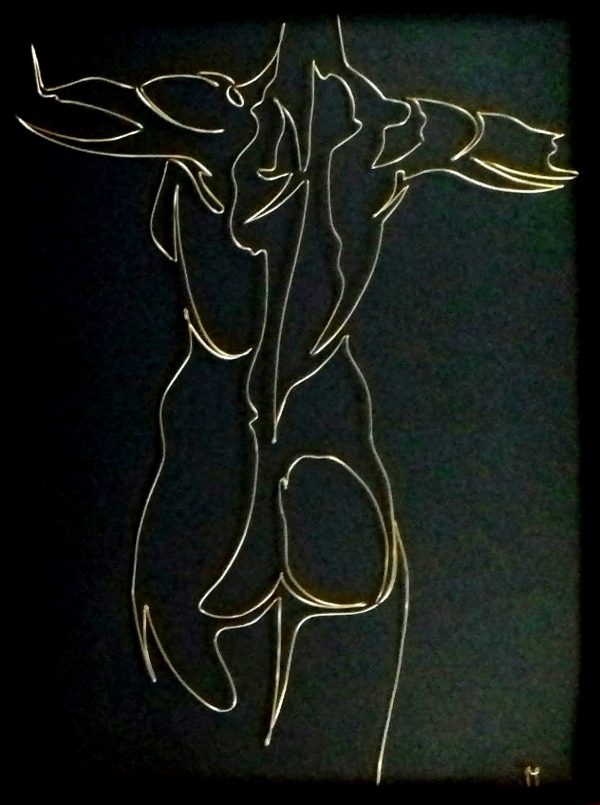 Postura – Tablou sculptura in fir continuu de sarma auriu de 1 mm, rama neagra 30x40 cm